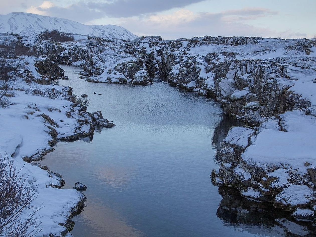 Aguas abiertas en invierno, marcando los peligros bajo la superficie helada